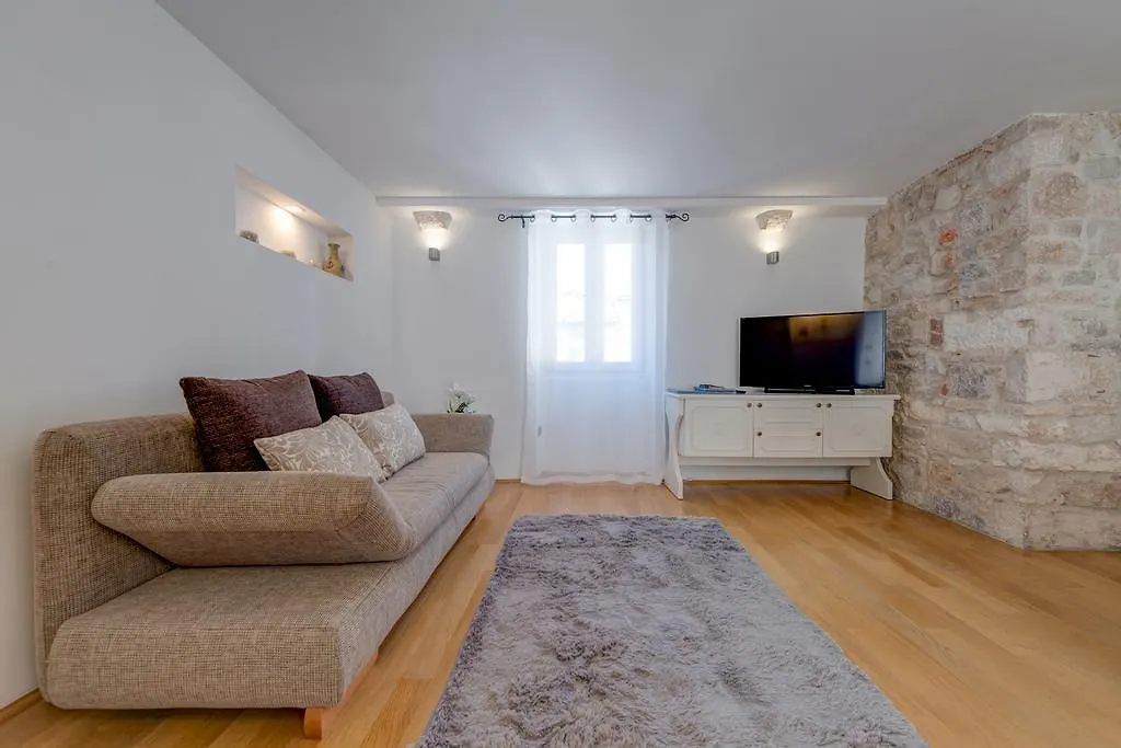 Temple Luxury Apartments & Rooms Split 4*,