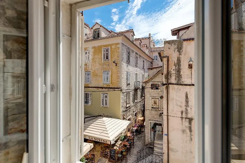 Temple Luxury Apartments & Rooms Split Guest house