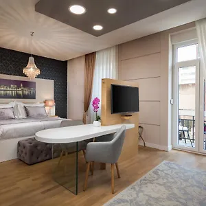 Bed and Breakfast Vip, Σπλιτ