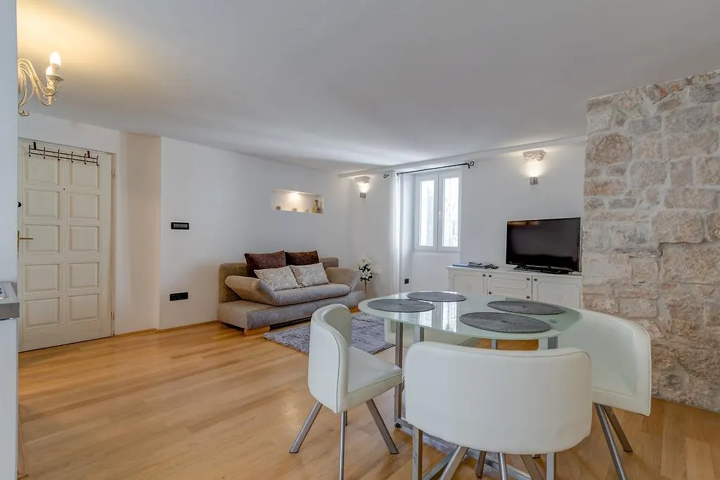 Temple Luxury Apartments & Rooms Split 4*,